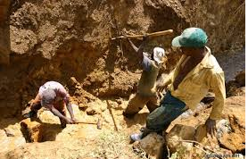 Mongbgwalu: Des exploitants miniers artisanaux dénoncent des taxes illégales de la division des Mines